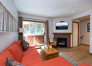 113 Glaciers Reach a 2br with hot tub & pool in Whistler Village