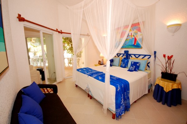 Seven seas 4 guest bedroom with king bed and door to the terrace-Thumbnail