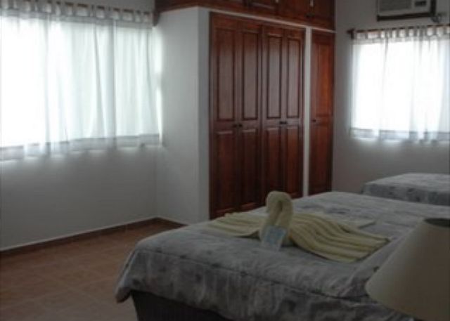 Guest bedroom with Queen and Twin beds-Thumbnail