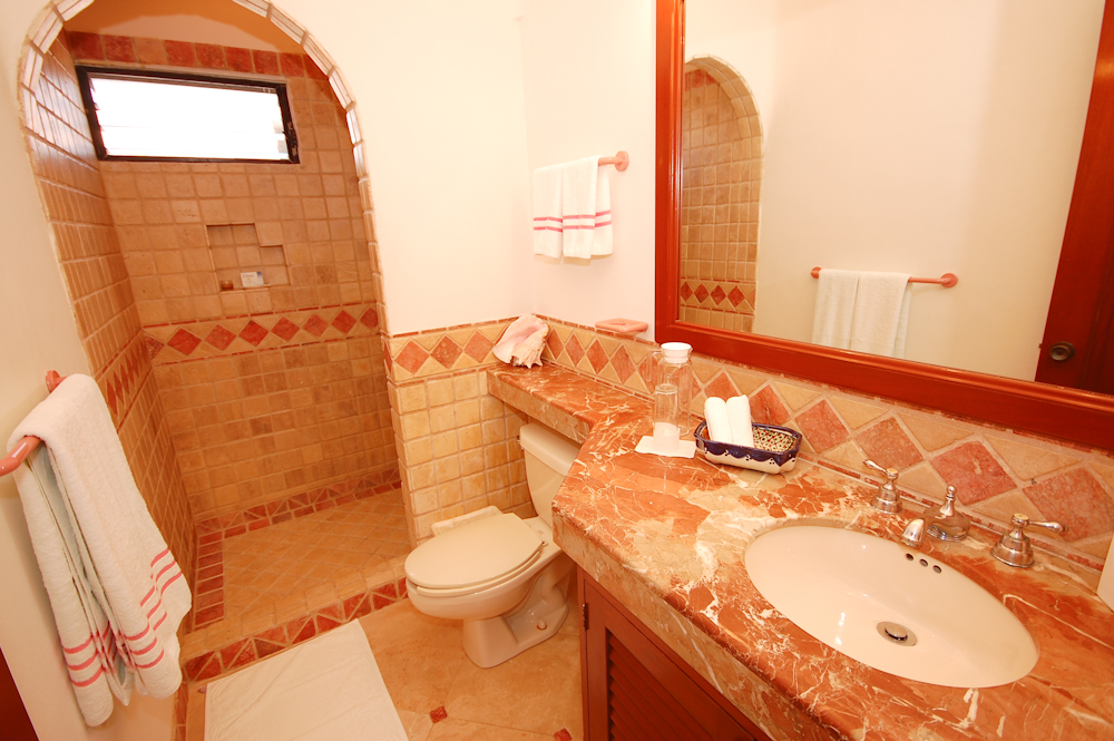 Upper guest suite bathroom-Thumbnail
