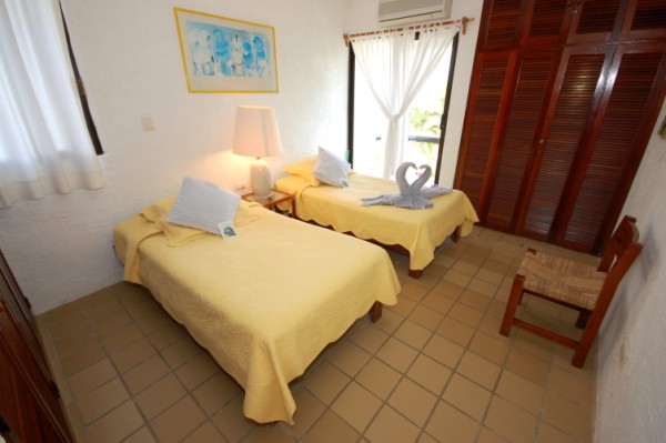 Guest bedroom with 2 single beds, terrace and private bathroom.-Thumbnail