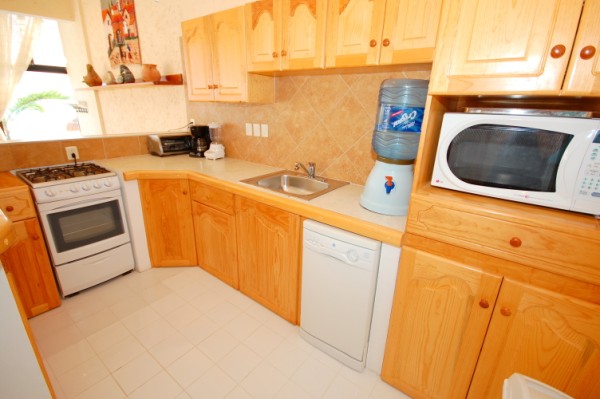 New fully equipped kitchen at La Iguana 1, Akumal-Thumbnail