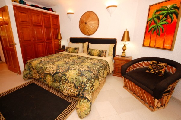 Seven Seas 4 master bedroom with a king bed. South Akumal-Thumbnail