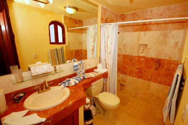 Casita ensuite bathroom, Casa Iguana, Akumal-Thumbnail