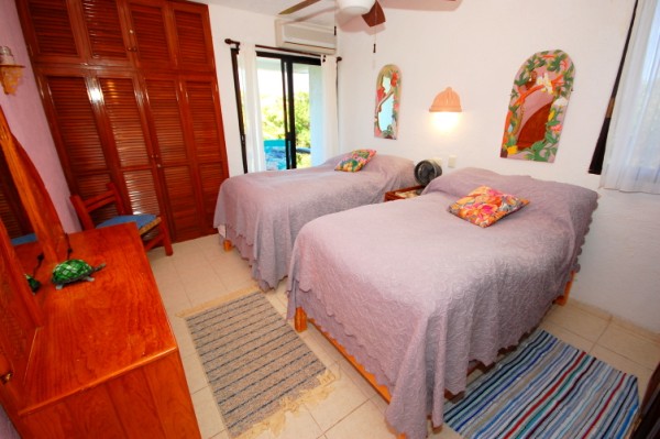 Guest bedroom with 2 single beds at Yool Caanal 3.-Thumbnail