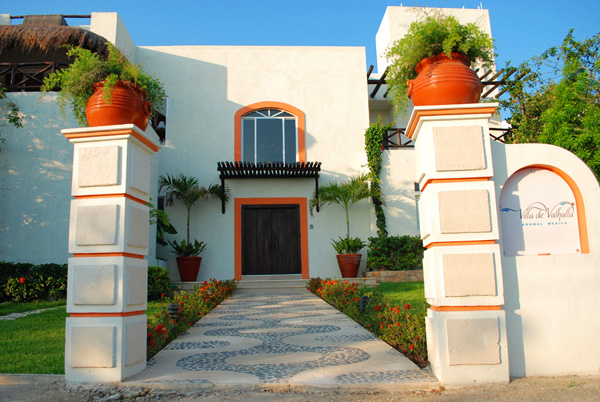 Street Side Entry-Thumbnail