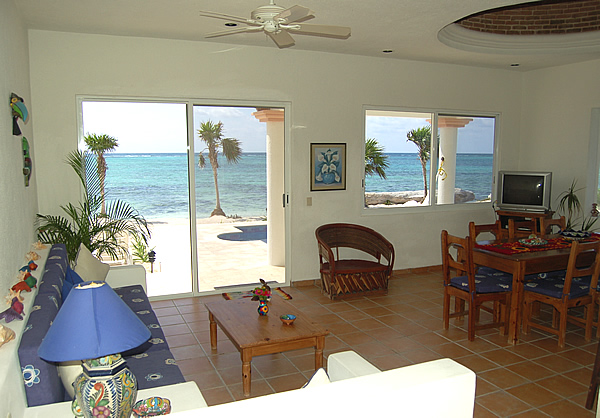 Main level interior.-Thumbnail