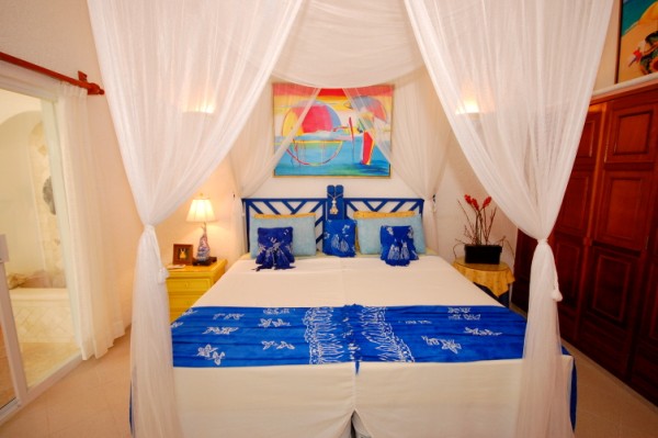 Seven seas 4 guest bedroom with king bed and door to the terrace-Thumbnail