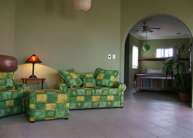 Gatos 100, Interior View-Thumbnail