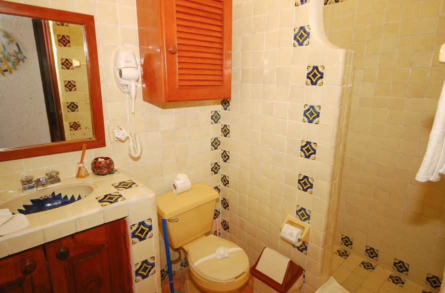 Guest bathroom at La Sirena 14, Akumal-Thumbnail