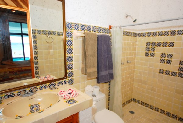 Guest Bathroom.  La Iguana 1 Akumal-Thumbnail
