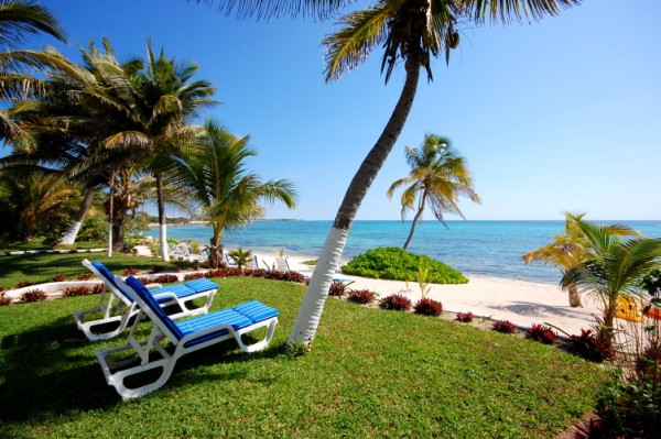 Seven Seas beachfront sunloungers. South Akumal-Thumbnail