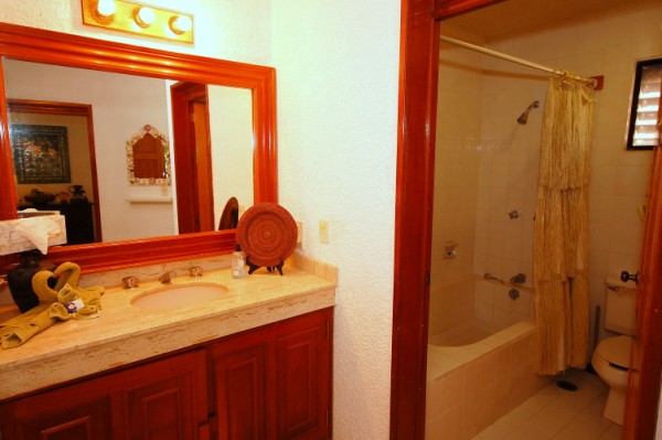 Seven Seas 4 guest bathroom with tub and shower. South Akumal-Thumbnail
