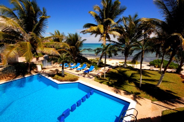 Seven Seas Condos, from the pool to the beach. South Akumal-Original