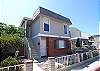 Relaxing upper unit- deck, BBQ, full kitchen, w/d, balcony, near pier & beach