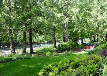 Island Park Retreat's Park-like Location on the Salmon River in Welches, Oregon