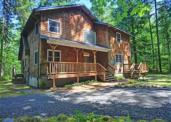 River Dance Retreat is a long-time favorite Mt Hood summer vacation lodge along the Sandy River in Welches, Oregon