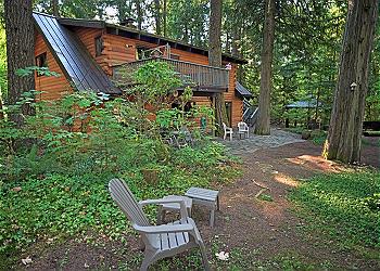 Sandy River Cabin has a great patio right along the river in Zigzag, Oregon.