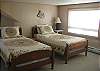 bedroom w/ double/twins