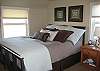 Bedroom w/ queen bed