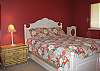 bedroom w/ queen bed