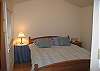 bedroom w/ queen bed