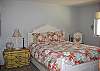 bedroom w/ queen bed