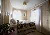 Moon-Shell Cottage Garden bedroom w/ queen