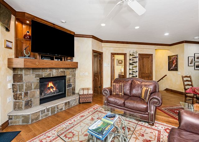 New! Central Townhouse - Fireplace / Grill / Hot Tub / Pool / Fitness Center