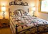 Queen room with the look of the mountains