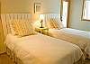 Cute and serene. Twin Bedroom has private entrance.