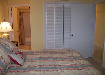 R702-Bedroom