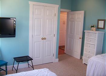 Mariposa-Bedroom2