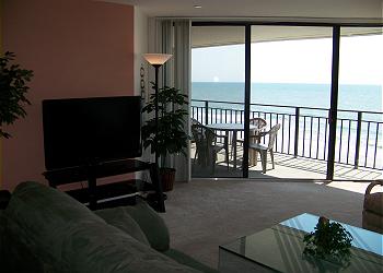 Surfmaster304-Living Area