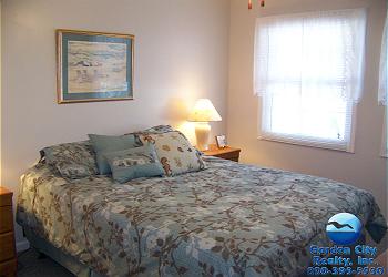 Floral Villa B5 - Bedroom 3 with a Queen