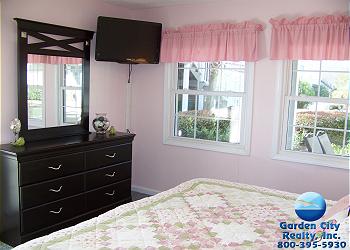 Floral Villa B5 - Bedroom 1 with a King