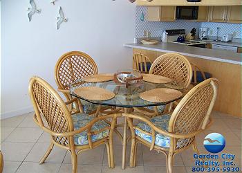 Surfmaster 804 - Dining Area