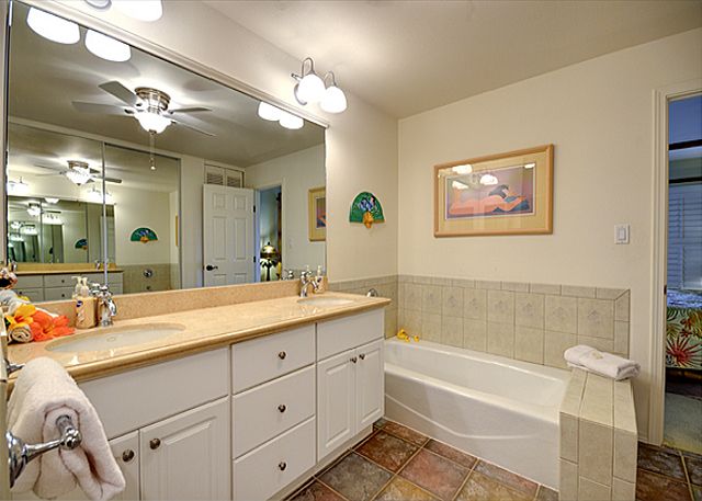 Full bath off the master bedroom suite.