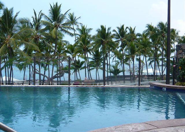 Infinity pool with Kahalu\