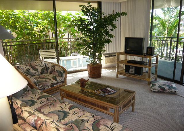 Lovely living room with a L-shaped lanal.