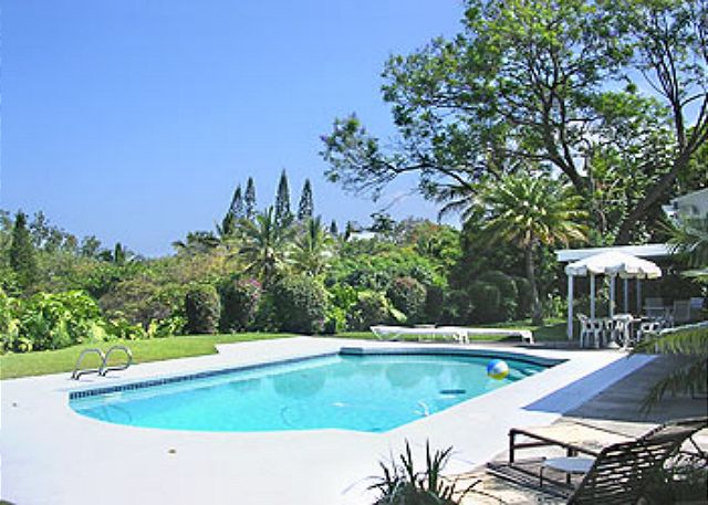 Large back yard with plenty of dining space and an oean view
