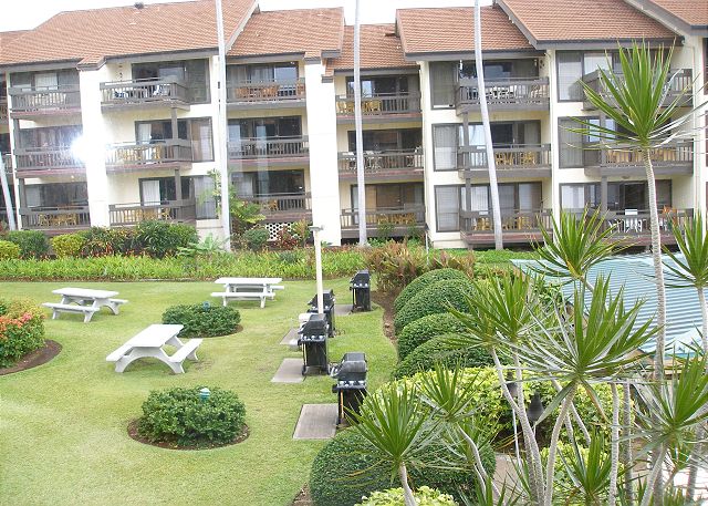 Court yard with B.B.Q.\