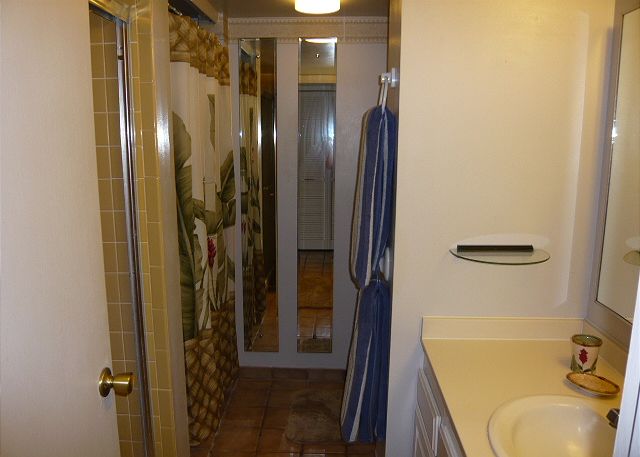 Master bath with a washer/dryer