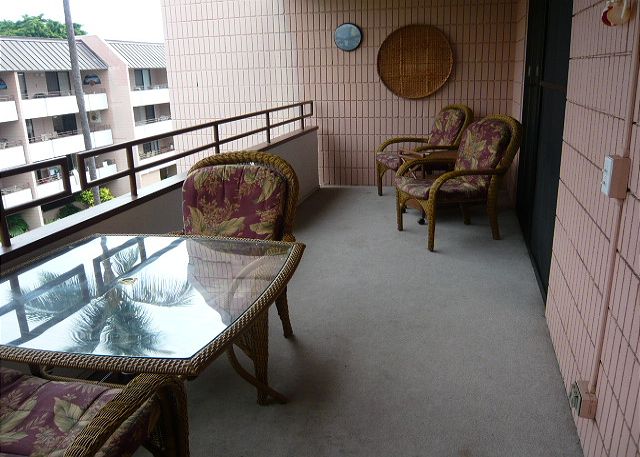 Nice lanai with new furnishings.