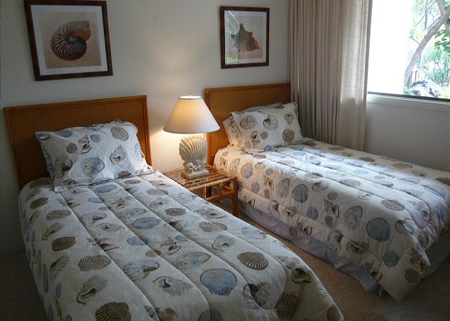 Bedroom 2 with Twin Beds