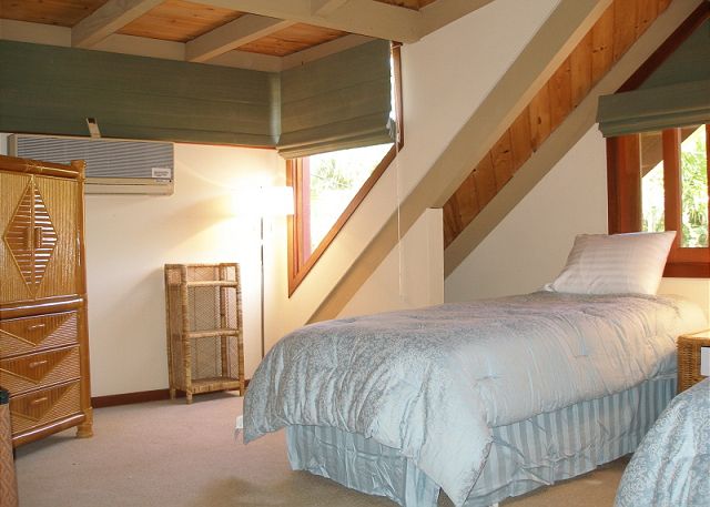 Upstairs twin bedroom with bath