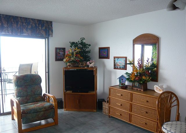 Lining room with plenty of comfortable seating.