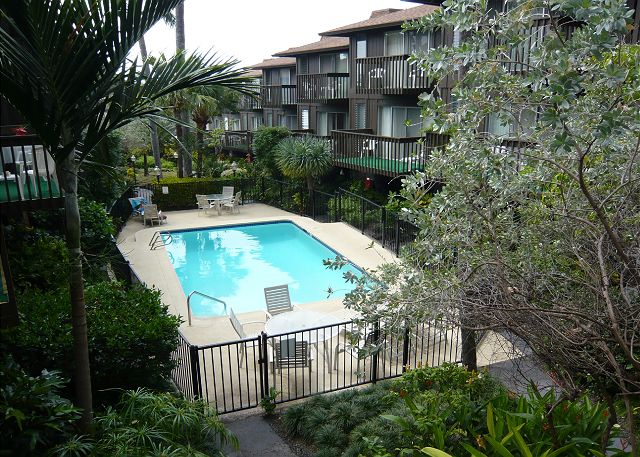 Great quiet pool near the lanai.