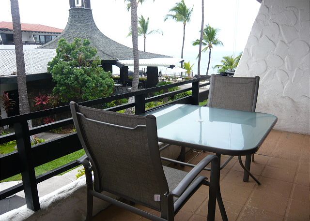 You can hear the surf from this great lanai!