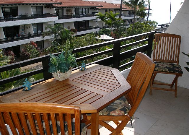 Great lanai with seating for four and an ocean view.